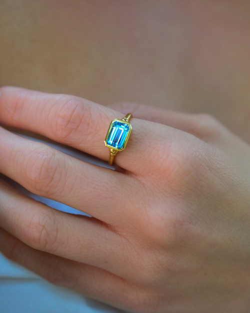 18K Yellow Gold & Aquamarine Ring